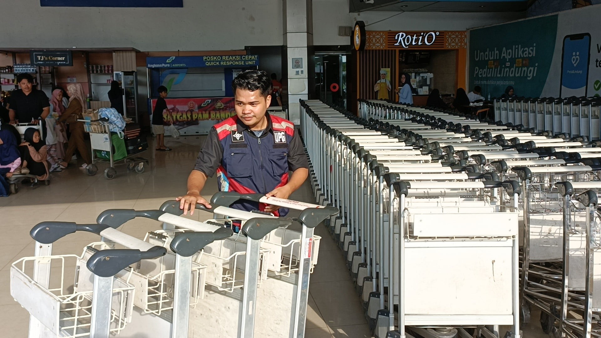 Puncak Arus Balik Penumpang Keluhkan Minimnya Troli Di Bandara