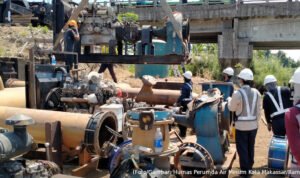 20210803-tim-pdam-makassar-turunkan-pompa-di-sungai-moncongloe-maros