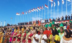 Bendera Merah Putih Sepanjang 5.005 Meter Terbentang di Losari