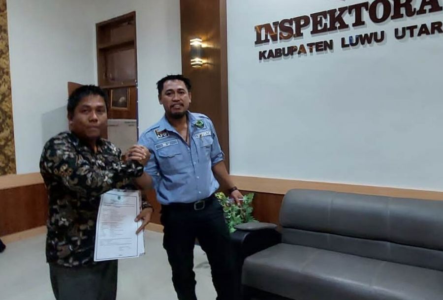 Inspektur Daerah Kabupaten Luwu Utara, Muchtar Jaya, bersama Tim Verifikator Diskominfo, Alisman Sila.
