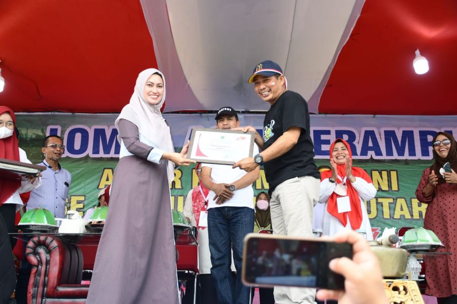 Bupati Indah Putri Indriani usai membuka Lomba Asah Terampil di Halaman Eks Kantor Samsat, Masamba.