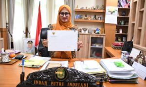Bupati Luwu Utara, Indah Putri Indriani menunjukkan dokumen keputusan usulan formasi ASN 2022 dari MenPAN-RB
