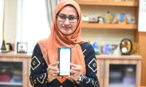 Bupati Luwu Utara, Indah Putri Indriani saat menunjukkan pengaktifan identiitas kependudukan digital