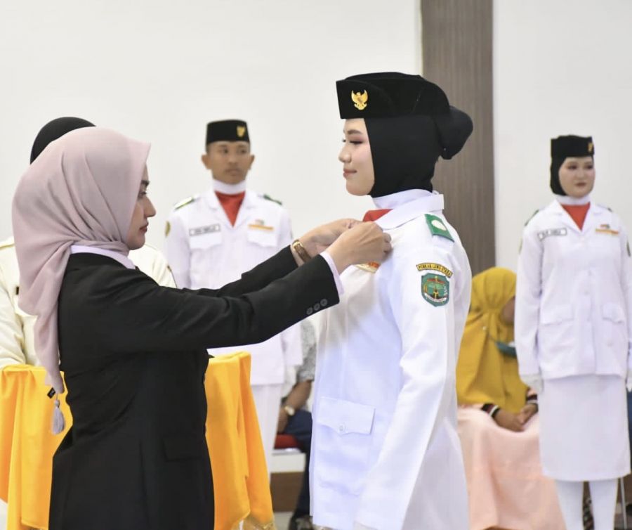 Bupati Luwu Utara, Indah Putri Indriani saat menyematkan lencana usai mengukuhkan paskibraka