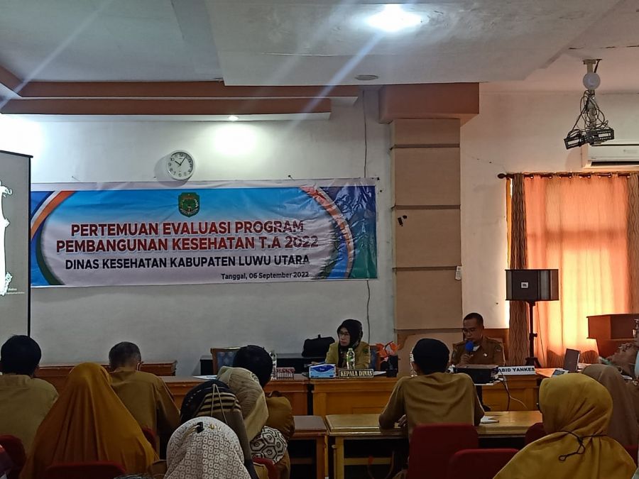 Kadis Kesehatan Luwu Utara, Marhani Katma, saat memimpin Rapat Monev Program dan Kegiatan Tahun 2022
