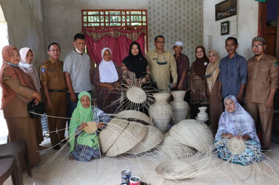 Ketua Dekranasda Rahma Nursaid dan Kepala DP2KUKM Muhammad Kasrum foto bersama dengan kelompok pengrajin Luwu Utara