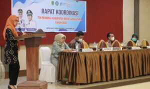 RAKORIndah saat memimpin Rapat Koordinasi Tim Pembina Kabupaten Sehat Luwu Utara, Kamis (1/9/2022), di Hotel Bukit Indah, Masamba.-KABUPATEN-SEHAT-2022-(1)