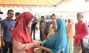 Bupati Luwu Utara, Indah Putri Indriani saat menyerahkan kunci huntap secara simbolis