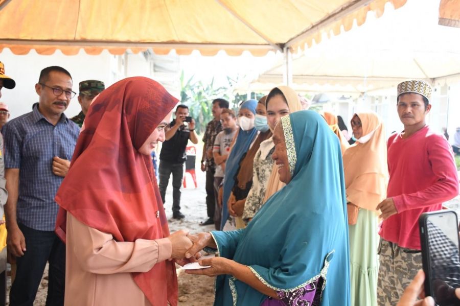 Bupati Luwu Utara, Indah Putri Indriani saat menyerahkan kunci huntap secara simbolis