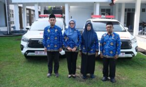 Bupati Luwu Utara, Indah Putri Indriani didampingi Kadinkes, Marhani Katma usai menyerahkan dua unit ambulance untuk dua puskesmas