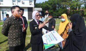 Bupati Luwu Utara, Indah Putri Indriani menyerahkan santunan kematian dan beasiswa pendidikan kepada ahli waris Almarhum Tamrin, Tenaga Non ASN