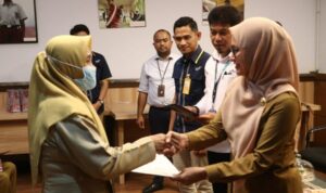 Bupati Luwu Utara, Indah Putri Indriani saat menyerahkan SK kepada ASN yang telah memasuki masa purnabakti