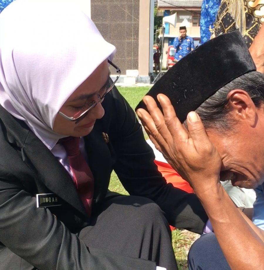 Bupati Luwu Utara, Indah Putri Indriani sesaat sebelum menyerahkan santunan kepada ahli waris korban bencana sosial