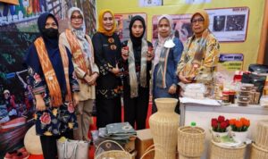 Kabid PUG DP3AP2KB, Fatmah Sayang, saat memamerkan produk usaha dari kelompok PEKKA di Pekan Raya Sulsel