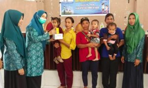 Ketua TP-PKK Luwu Utara, Ny. Rahma Suaib Mansur, memberikan bantuan makanan tambahan