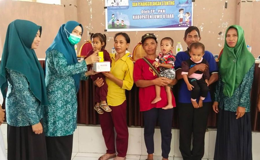 Ketua TP-PKK Luwu Utara, Ny. Rahma Suaib Mansur, memberikan bantuan makanan tambahan