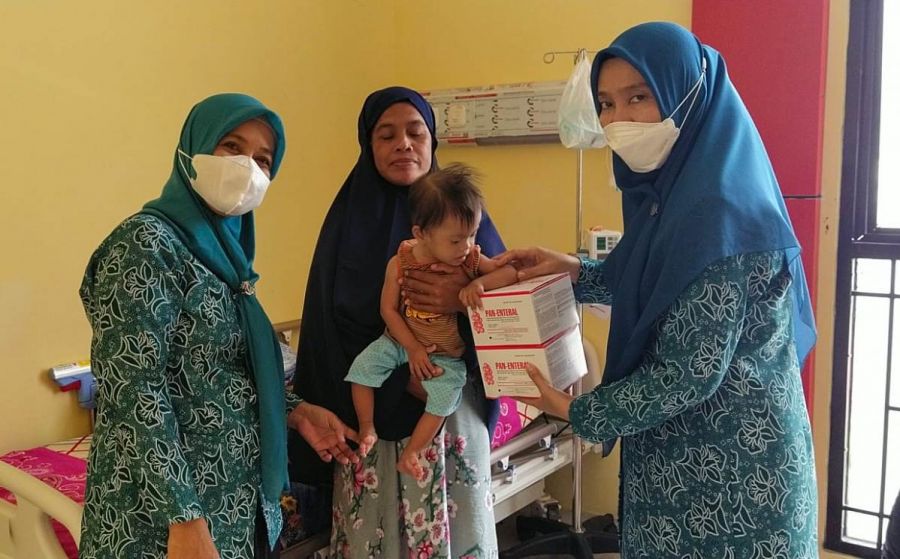 Ketua Tim Penggerak PKK Kabupaten Luwu Utara, Ny. Rahma Nursaid Suaib, mengunjungi salah seorang penderita gizi buruk berusia 1 tahun lebih di Desa Sidomukti Kecamatan Bonebone