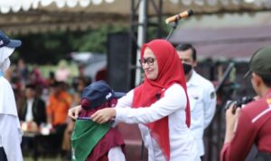 Penyematan tanda peserta jumbara oleh Bupati sekaligus Ketua PMI Luwu Utara, Indah Putri Indriani