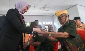 Bupati Indah Putri Indriani saat melakukan ramah tamah bersama anggota LVRI Luwu Utara