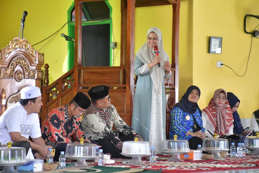 Bupati Luwu Utara, Indah Putri Indriani, saat memberikan sambutan di acara pengajian BKMT di Desa Tandung, Malangke Barat