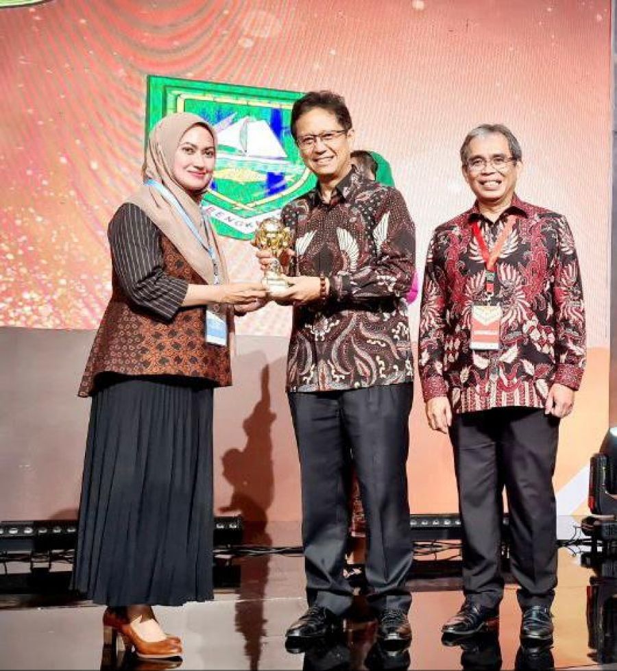 Bupati Luwu Utara, Indah Putri Indriani saat menerima penghargaan UHC Award 2023