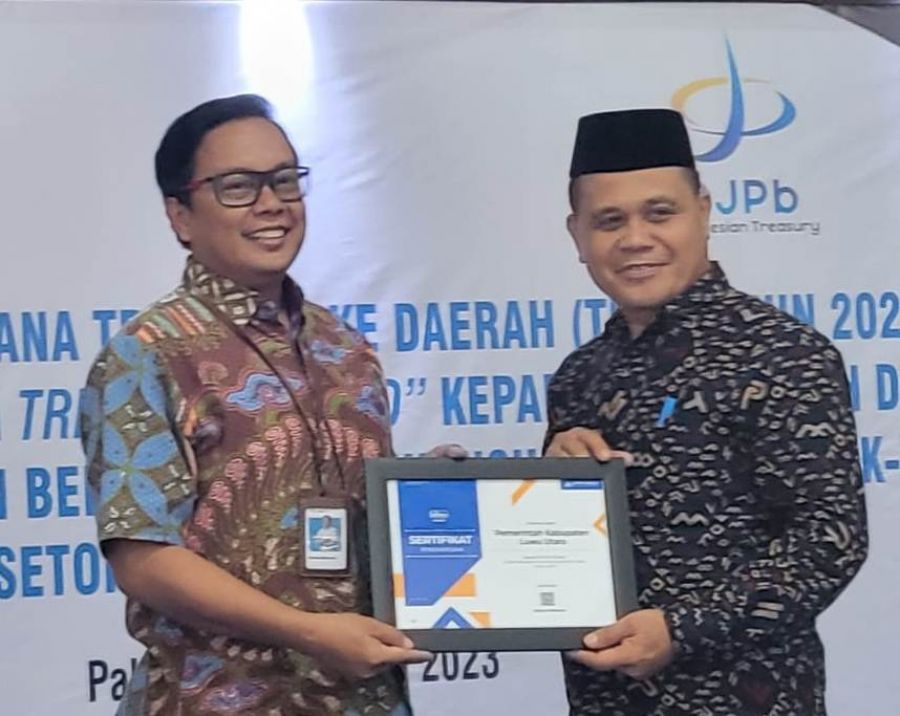 Kadis PMD, Drs. H. Jasrum, M.Si., menerima penghargaan dari KPPN Palopo,
