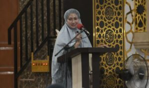upati Luwu Utara, Indah Putri Indriani saat menyampaikan sambutan menyambut tarawih pertama di Masjid Nurul Huda Sukamaju