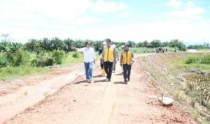 Wakil Bupati Luwu Utara, Suaib Mansur saat melakukan peninjauan pekerjaan bersama BBWSPJ