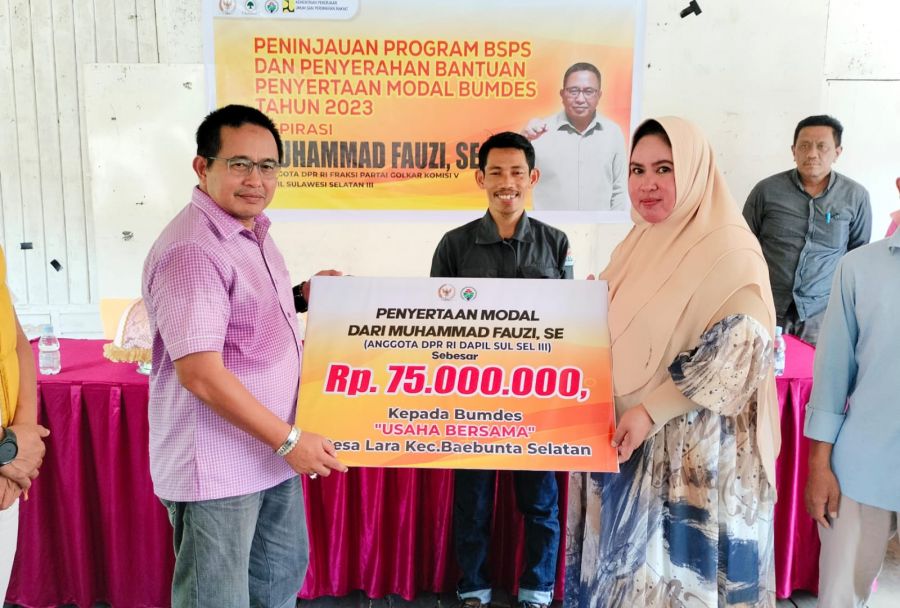 Anggota-DPR-RI,-Muhammad-Fauzi-Menyerahkan-Bantuan-BUMDES-di-Desa-Lara,-Kecamatan-Baebunta-Selatan