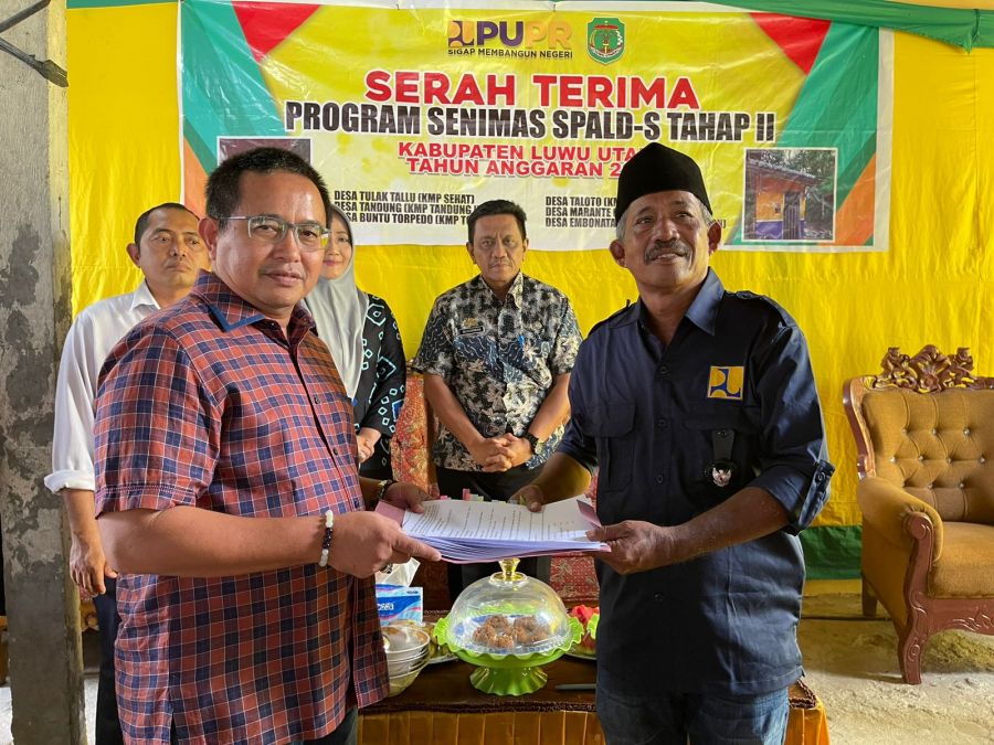 Muh-Fauzi-Serahkan-Program-Sanimas-SPALD-S