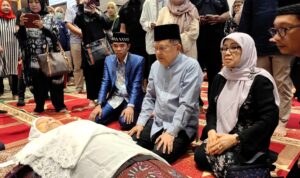 Wakil Presiden RI ke 10 dan 12, Jusuf Kalla (JK) menyampaikan duka mendalam atas kepergian Tanri Abeng. hal itu disampaikan usai melayat di rumah almarhum Tanri Abeng di Jalan Simprung Golf XIII-19, Jakarta Selatan, Minggu (23/6/2024).