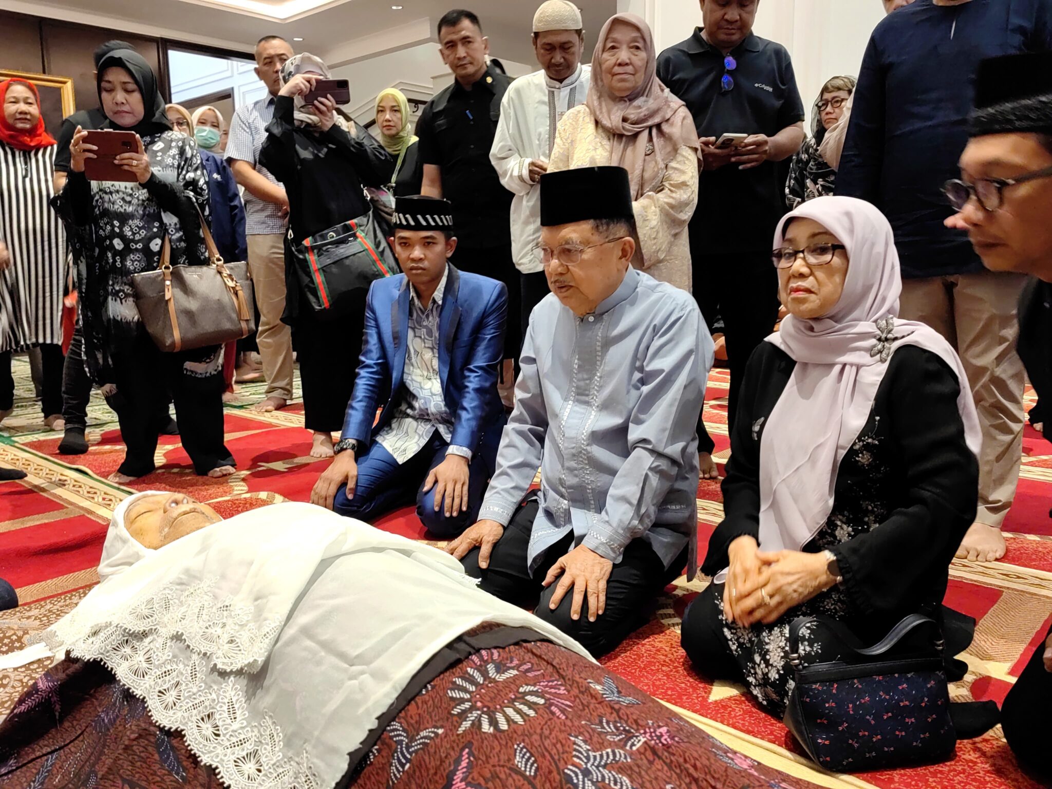 Wakil Presiden RI ke 10 dan 12, Jusuf Kalla (JK) menyampaikan duka mendalam atas kepergian Tanri Abeng. hal itu disampaikan usai melayat di rumah almarhum Tanri Abeng di Jalan Simprung Golf XIII-19, Jakarta Selatan, Minggu (23/6/2024).