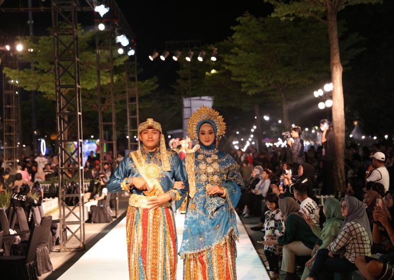 Fashion Show ‘Makassar Sekalia’ Pamerkan Baju Adat Pengantin Bugis-Makassar di F8 2024