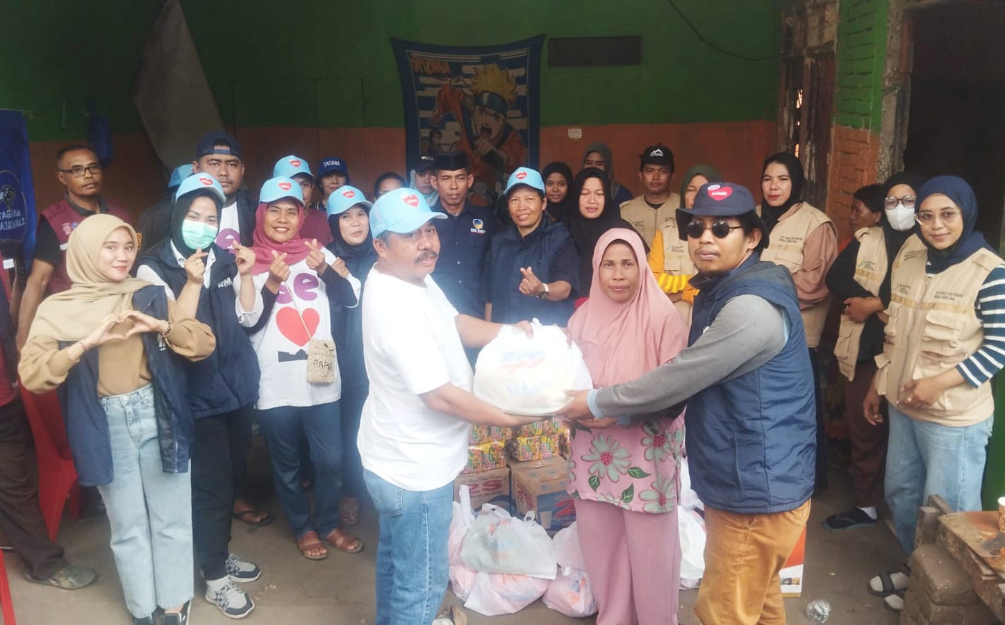 Respon Cepat, Tim Pemenangan Seto-Rezki Salurkan Bantuan Korban Kebakaran di Area TPA Antang