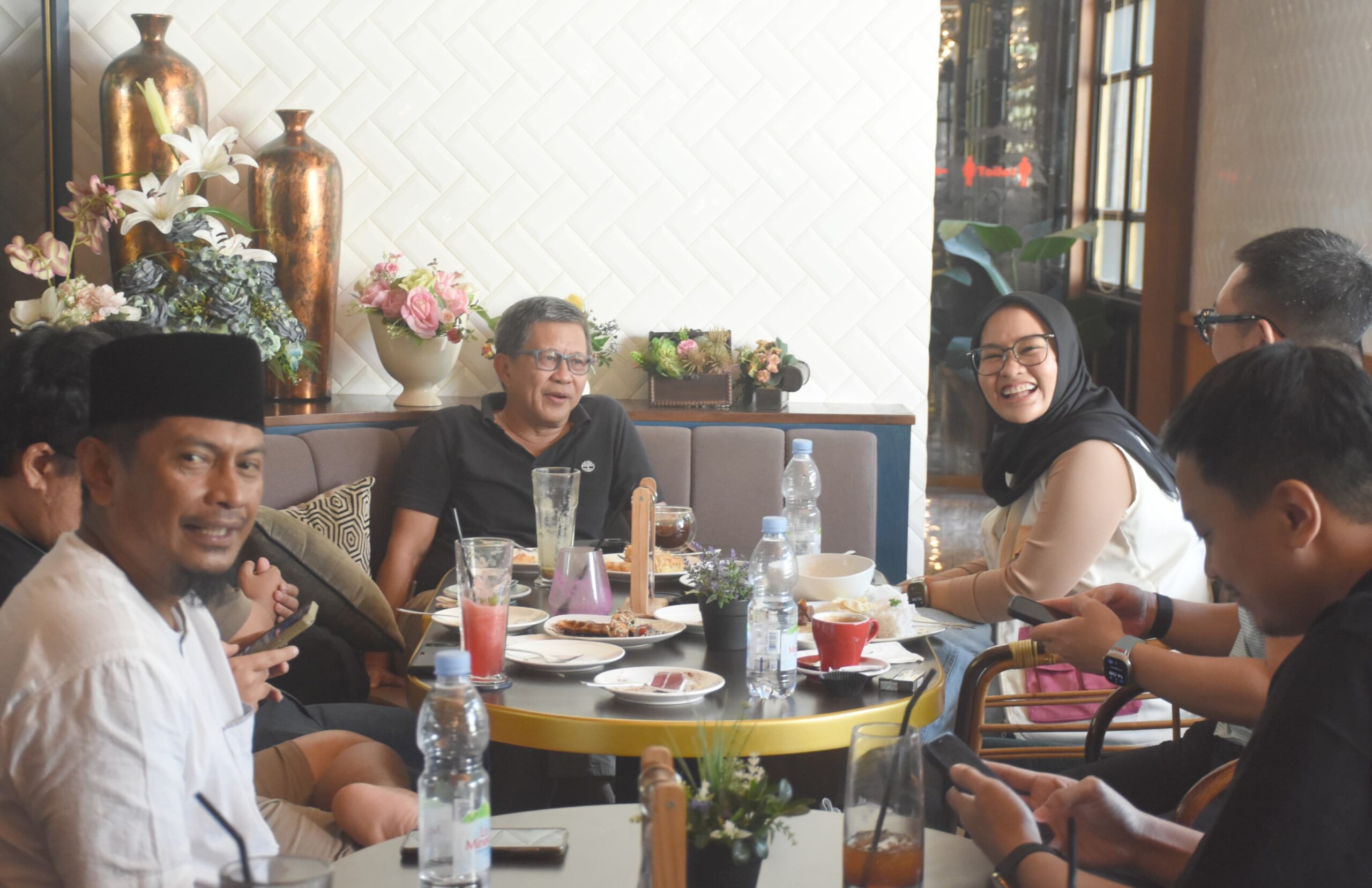 Kandidat calon Wakil Wali Kota Makassar, Rezki Mulfiati Lutfi berkesempatan ngobrol bareng filsuf sekaligus Pengamat Politik nasional, Rocky Gerung. Selama kurang lebih 1 jam, mereka bincang santai diselingi candaan terkait dinamika perpolitikan Indonesia di salah satu Cafe di Makassar, Jumat (30/8/2024).