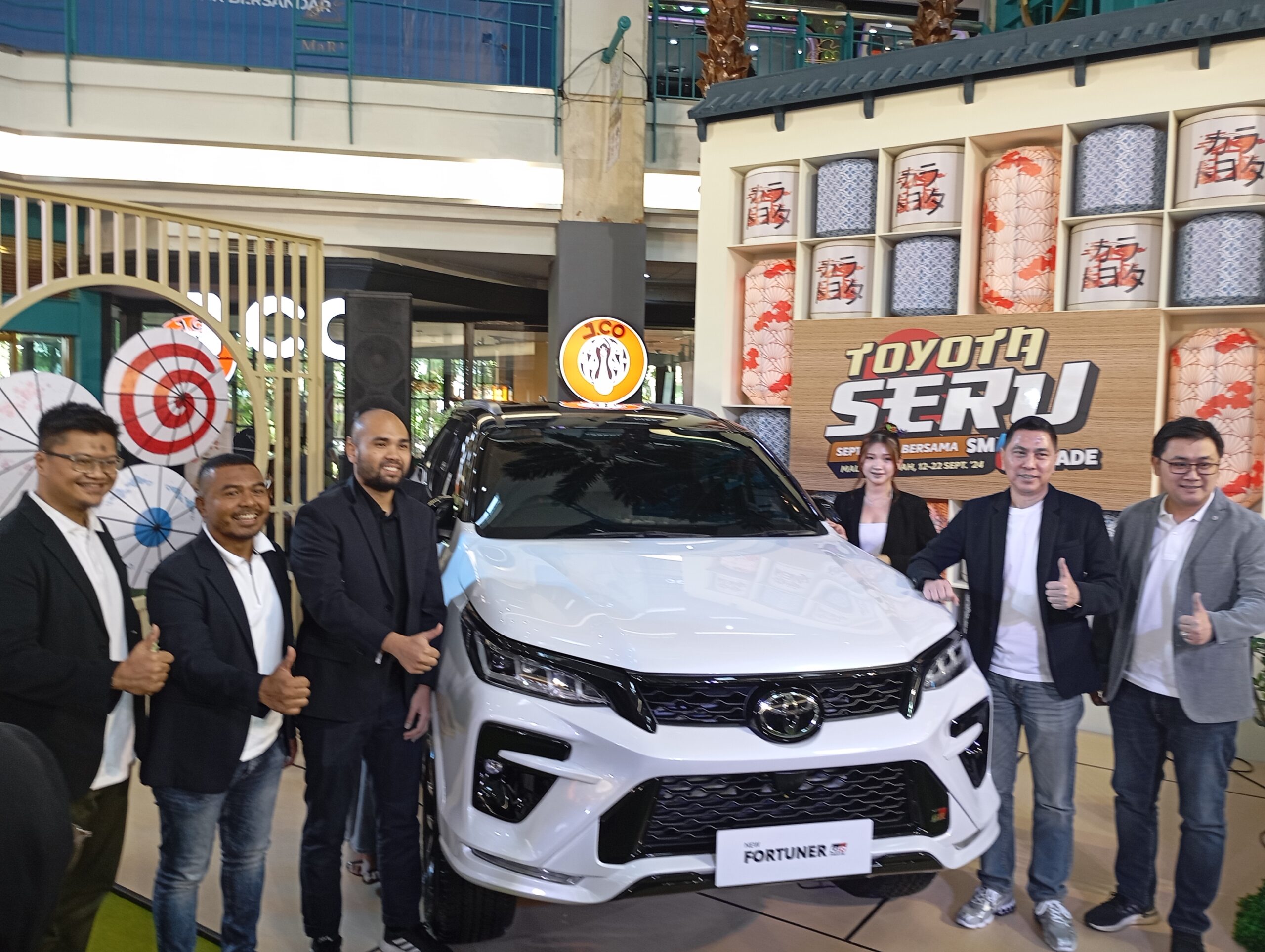 Kalla Toyota telah resmi memperkenalkan line up terbarunya yaitu New Fortuner 2.8 GR Sport 4×4 with TSS di Pameran Toyota Seru yang berlangsung di Atrium Mal Ratu Indah Makassar pada Sabtu 14 September 2024.