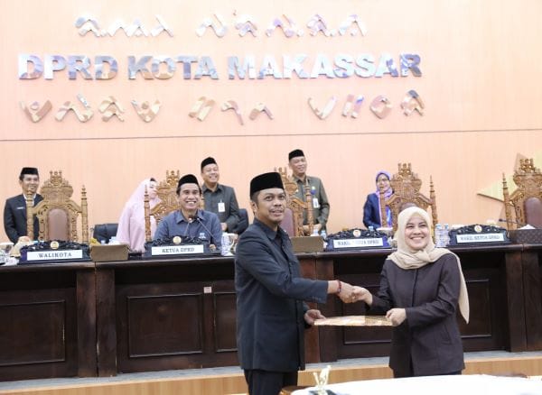 Pj Sekda Makassar, Firman Hamid Pagarra dalam sidang paripurna masa sidang ke-10 tahun 2024 yang diadakan di Ruang Rapat Paripurna DPRD Makassar