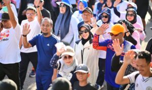 Tampil Bersama di Pinrang, Andi Sudirman-Fatmawati Berbaur dengan Ribuan Peserta Jalan Sehat Anti-Mager