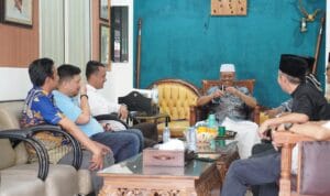 Calon Wali Kota Makassar nomor urut 2, Andi Seto Gadhista Asapa bersilaturahmi ke kediaman tokoh agama kharismatik, Syekh Sayyid Abdul Rahim Assegaf atau yang lebih dikenal sebagai Puang Makka, di Jalan Baji Bicara, Mamajang, pada Sabtu (28/9/2024).