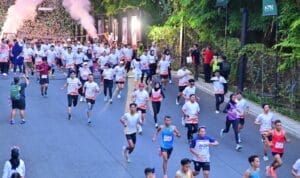 IMG-20241013-WA0320 Para pelari yang mengikuti Kalla Run 2024. Titik start dimulai dari NIPAH Park yang dilepas oleh jajaran Direksi KALLA, Sabtu (13/10/2024).