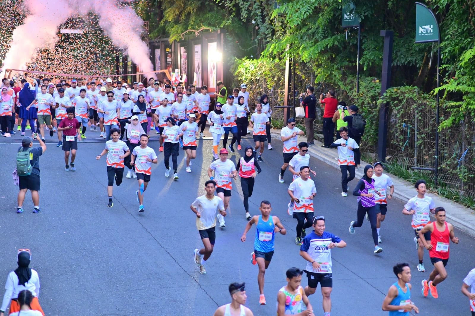 Para pelari yang mengikuti Kalla Run 2024. Titik start dimulai dari NIPAH Park yang dilepas oleh jajaran Direksi KALLA, Sabtu (13/10/2024).