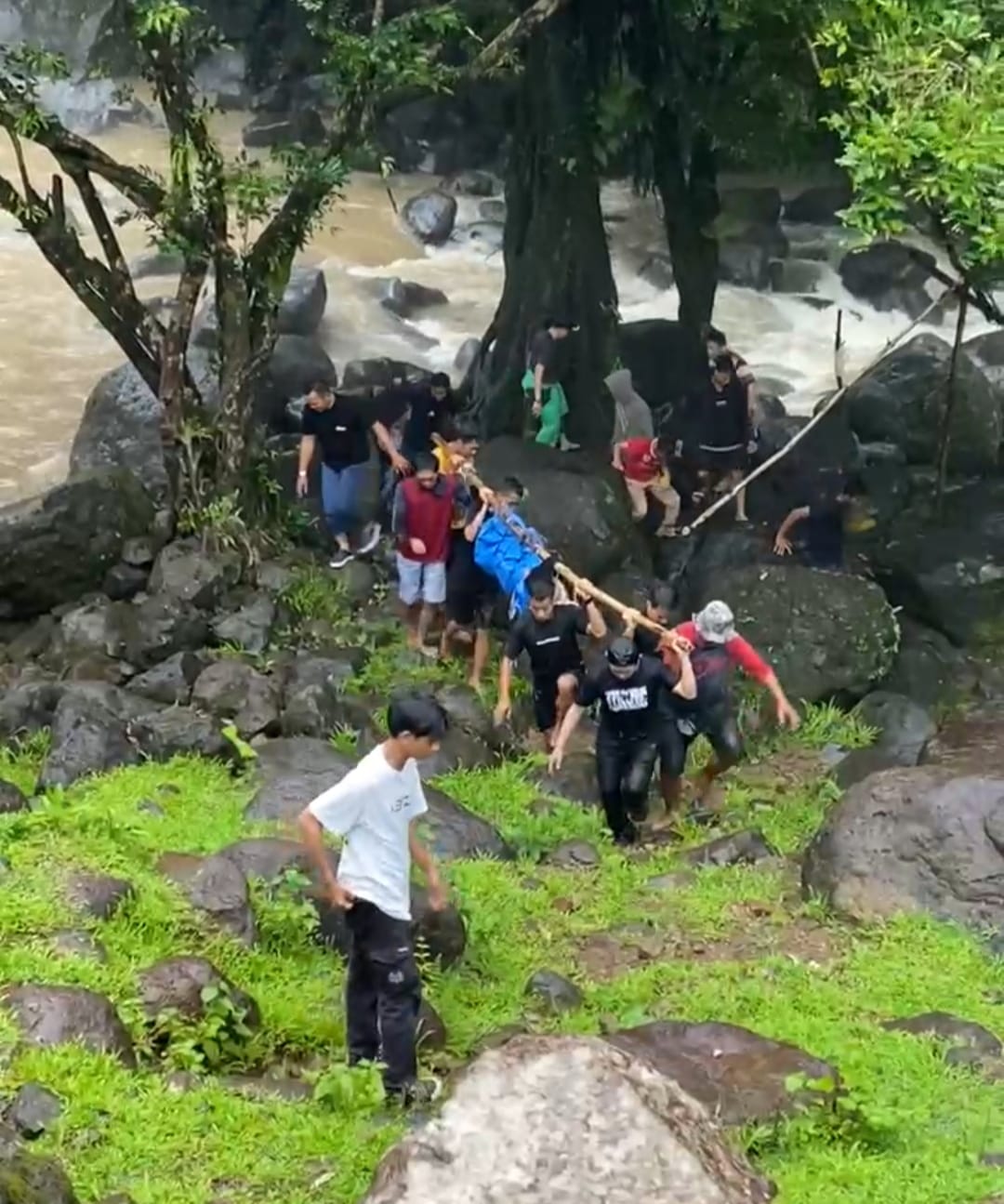 Wisatawan Tewas Terpeleset Saat Bermain di Kawasan Air Terjun Pumbunga Tompobulu