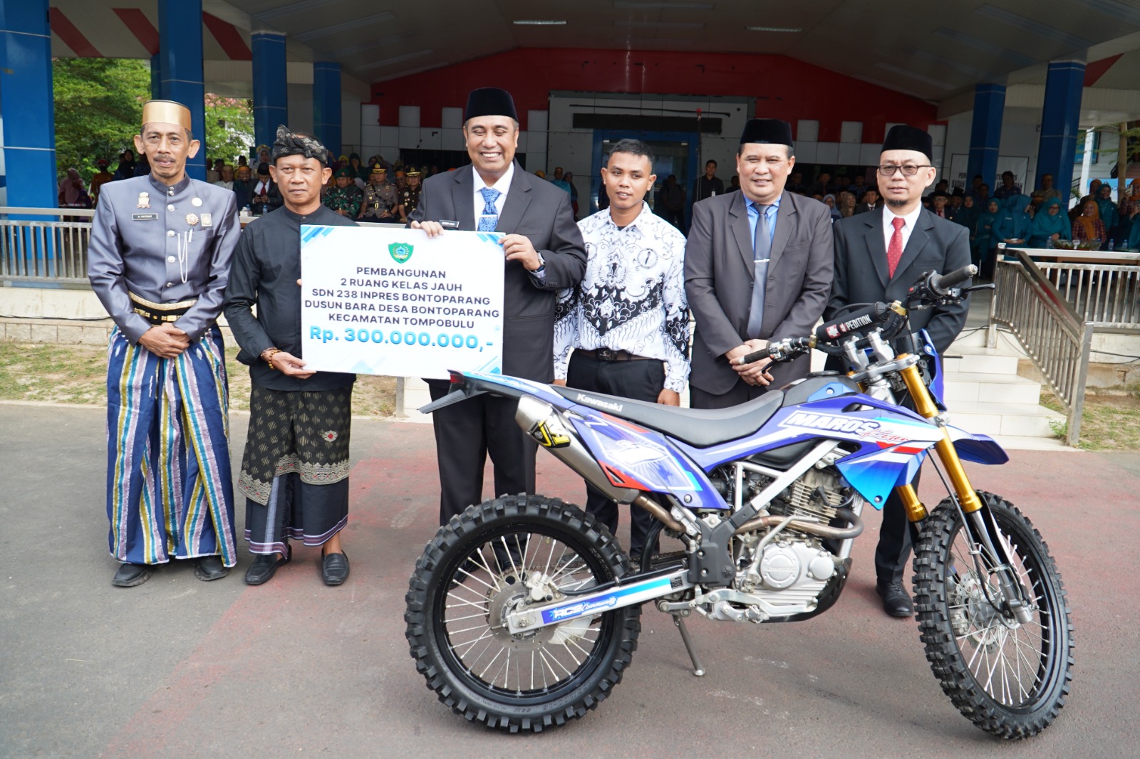 Pemkab Maros Salurkan Bantuan Pembangunan Ruang Kelas Untuk Sekolah Kolong