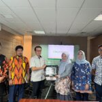 Kepala BBSPJIPMM, Shinta Virdhian, menyerahkan sertifikat kepada Anshar Rahman, General Manager Kalla Beton