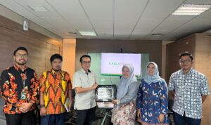 Kepala BBSPJIPMM, Shinta Virdhian, menyerahkan sertifikat kepada Anshar Rahman, General Manager Kalla Beton Kepala BBSPJIPMM, Shinta Virdhian, menyerahkan sertifikat kepada Anshar Rahman, General Manager Kalla Beton