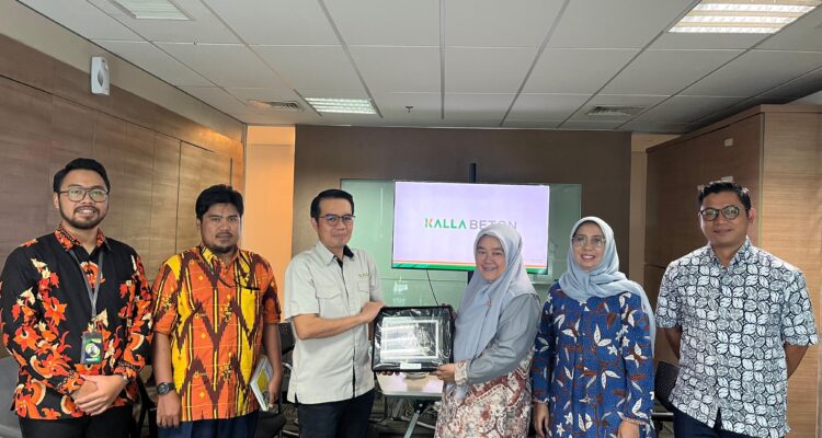 Kepala BBSPJIPMM, Shinta Virdhian, menyerahkan sertifikat kepada Anshar Rahman, General Manager Kalla Beton