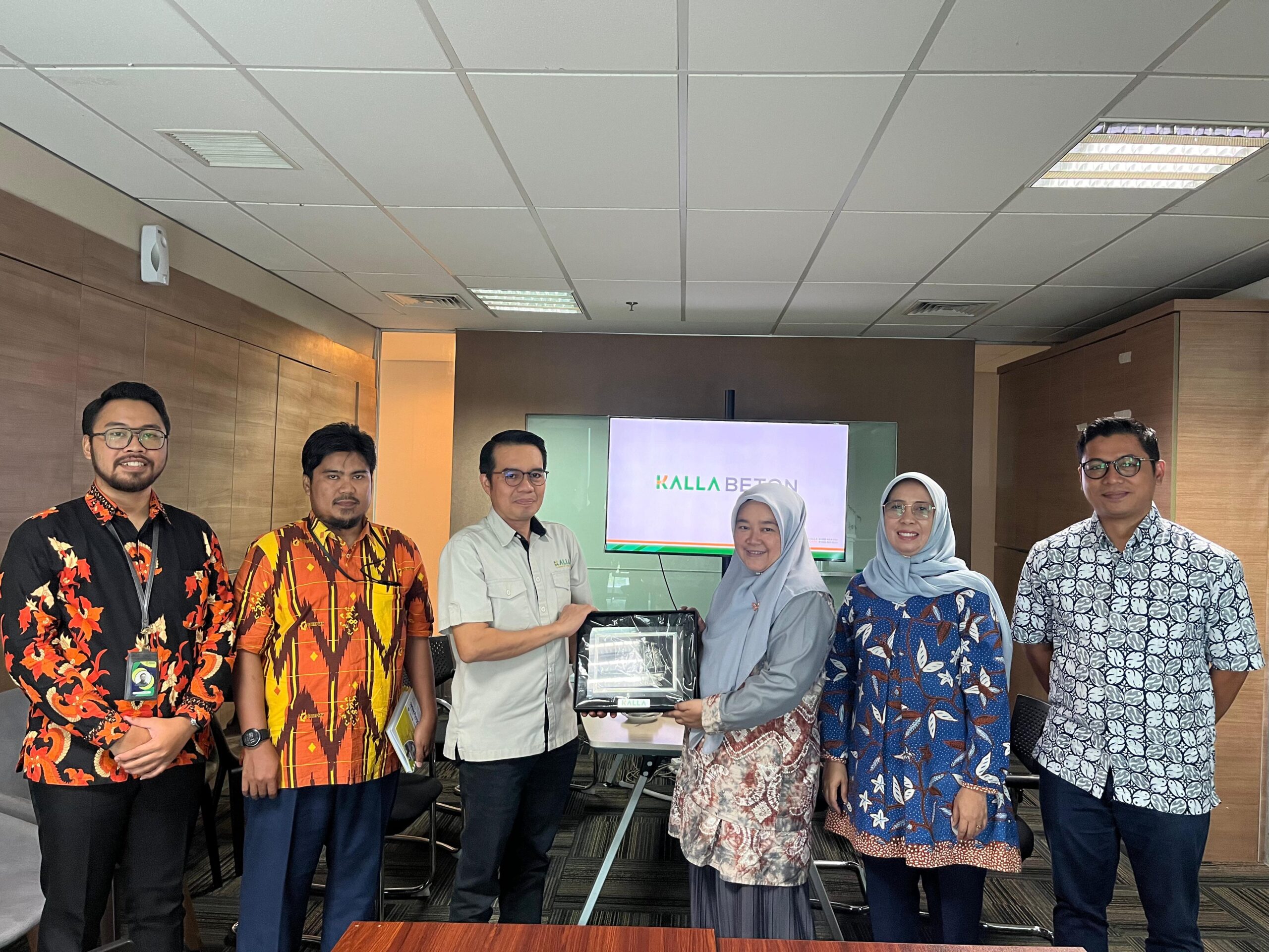 Kepala BBSPJIPMM, Shinta Virdhian, menyerahkan sertifikat kepada Anshar Rahman, General Manager Kalla Beton