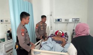 Kasi Pammat Ditsamapta Polda Sulsel AKP Hasan Fadhlyh, S.H., bersama anggotanya kembali membesuk korban untuk memastikan kondisi kesehatannya, Jum'at (8/8/2025). Kasi Pammat Ditsamapta Polda Sulsel AKP Hasan Fadhlyh, S.H., bersama anggotanya kembali membesuk korban untuk memastikan kondisi kesehatannya, Jum'at (8/8/2025).