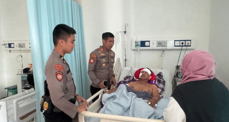 Kasi Pammat Ditsamapta Polda Sulsel AKP Hasan Fadhlyh, S.H., bersama anggotanya kembali membesuk korban untuk memastikan kondisi kesehatannya, Jum'at (8/8/2025).