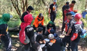 Tim Kalla Rescue saat mengikuti latihan gabungan jungle rescue di Kantor Pencarian dan Pertolongan Kelas A Basarnas Makassar dan Pos Bulu Balea Gunung Bawakaraeng, beberapa waktu lalu. Tim Kalla Rescue saat mengikuti latihan gabungan jungle rescue di Kantor Pencarian dan Pertolongan Kelas A Basarnas Makassar dan Pos Bulu Balea Gunung Bawakaraeng, beberapa waktu lalu.